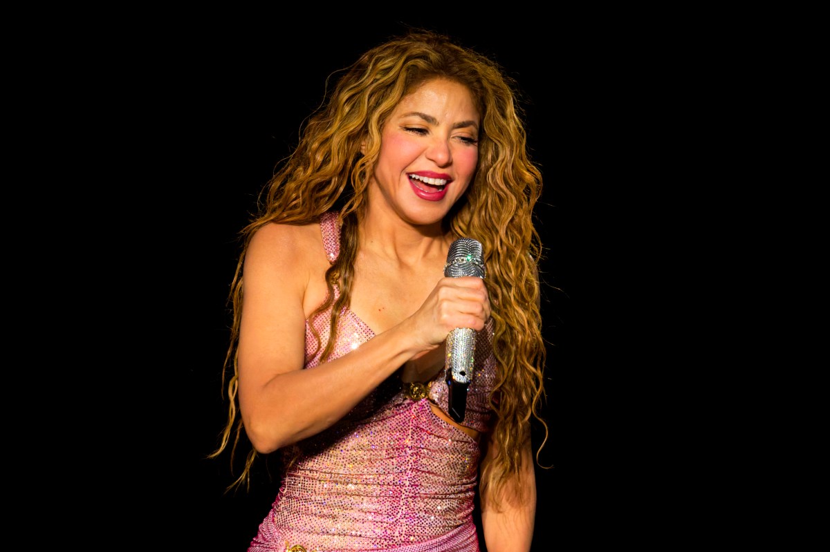 Shakira pierde el equilibrio y cae durante concierto en Montreal
