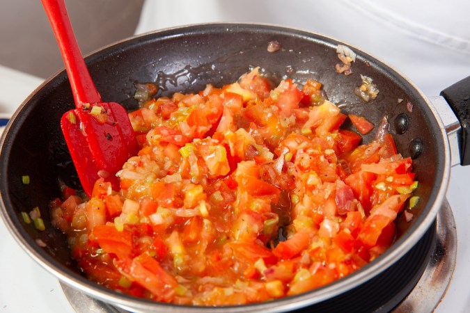 Sofrito Básico, un truco saludable que te ahorra dinero El secreto del sofrito está en cocinar las cebollas a fuego lento.