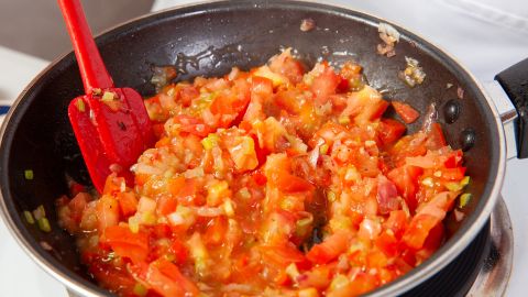 El secreto del sofrito está en cocinar las cebollas a fuego lento.