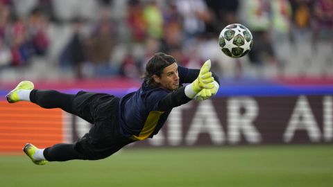 El guardameta suizo del Inter, Yann Sommer, durante el calentamiento previo al encuentro de ida de las semifinales de la Liga de Campeones.