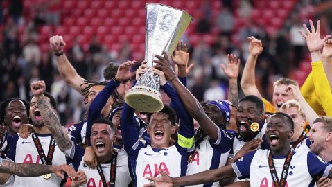 Son Heung-min levanta el trofeo de la Europa League para el Tottenham.