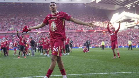 Trent Alexander-Arnold celebra tras ganar la Premier League con el Liverpool.