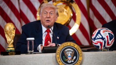 Donald Trump durante una reunión con el equipo de trabajo para el Mundial de 2026.