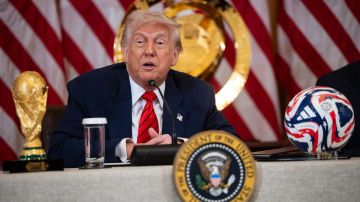 Donald Trump durante una reunión con el equipo de trabajo para el Mundial de 2026.