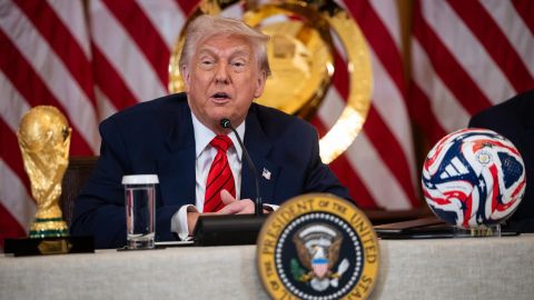 Donald Trump durante una reunión con el equipo de trabajo para el Mundial de 2026.