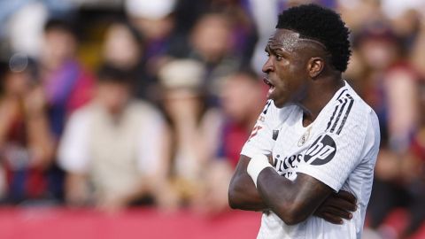 El delantero Vinícius Jr. reclama una falta durante el partido entre el Barcelona y el Real Madrid.