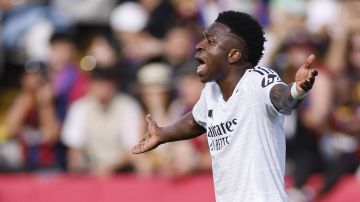 Vinicius Jr reclama una falta durante el partido entre el Barcelona y el Real Madrid.