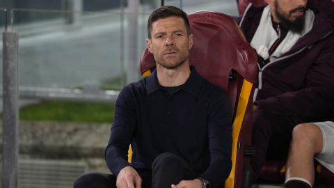 Xabi Alonso durante un partido de Europa League entre el Bayer Leverkusen y la Roma.