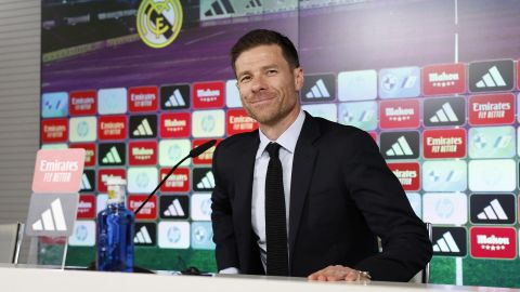 El exjugador del Real Madrid Xabi Alonso es presentado como nuevo entrenador del equipo este lunes en Madrid.