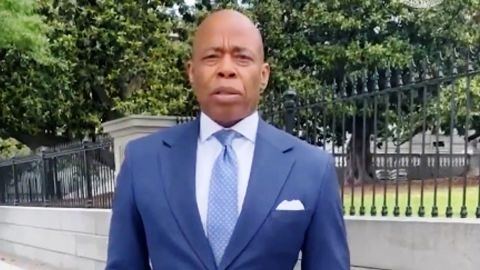 Eric Adams, alcalde de NYC, afuera de la Casa Blanca.