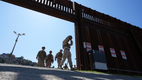Al menos 60 migrantes se declararon culpables de ingresar en zonas militares en la frontera