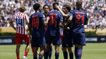 Senny Mayulu celebra con sus compañeros del PSG.