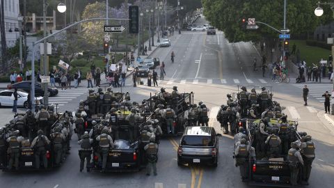 La policía llena las calles mientras se enfrenta a los manifestantes en Los Ángeles, California, EE. UU., el 9 de junio de 2025.