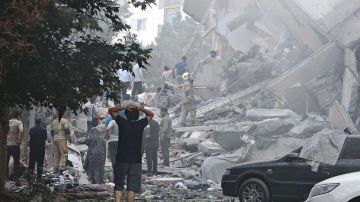 Imágenes transmitidas desde Teherán muestran uno de los edificios de IRIB en llamas.