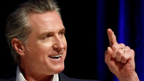 Para Newsom, la orden de Trump fue la realización de "la fantasía desquiciada de un presidente dictatorial".