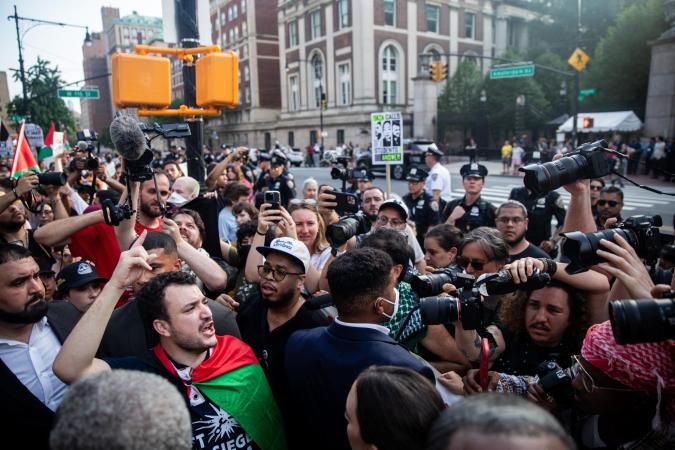 Mahmoud Khalil, exalumno de la Universidad de Columbia y activista pro-palestino, en una manifestación de "Bienvenido a Casa" en las escaleras de la Catedral de San Juan el Divino en Nueva York.