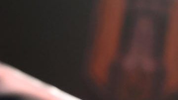 El luchador español Ilia Topuria mira a los aficionados tras su combate contra el brasileño Charles Oliveira.