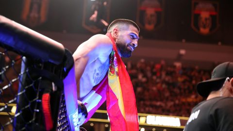 El luchador español Ilia Topuria mira a los aficionados tras su combate contra el brasileño Charles Oliveira.