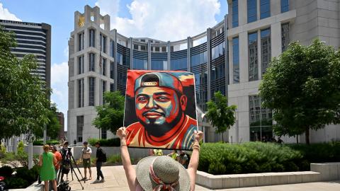 Katheryn Millwee sostiene un cartel con la imagen de Kilmar Armando Abrego García frente al Tribunal de Distrito de los Estados Unidos para el Distrito Medio de Tennessee el día de una audiencia para revisar las condiciones de liberación de García, en Nashville, Tennessee, EE. UU., el 25 de junio de 2025.