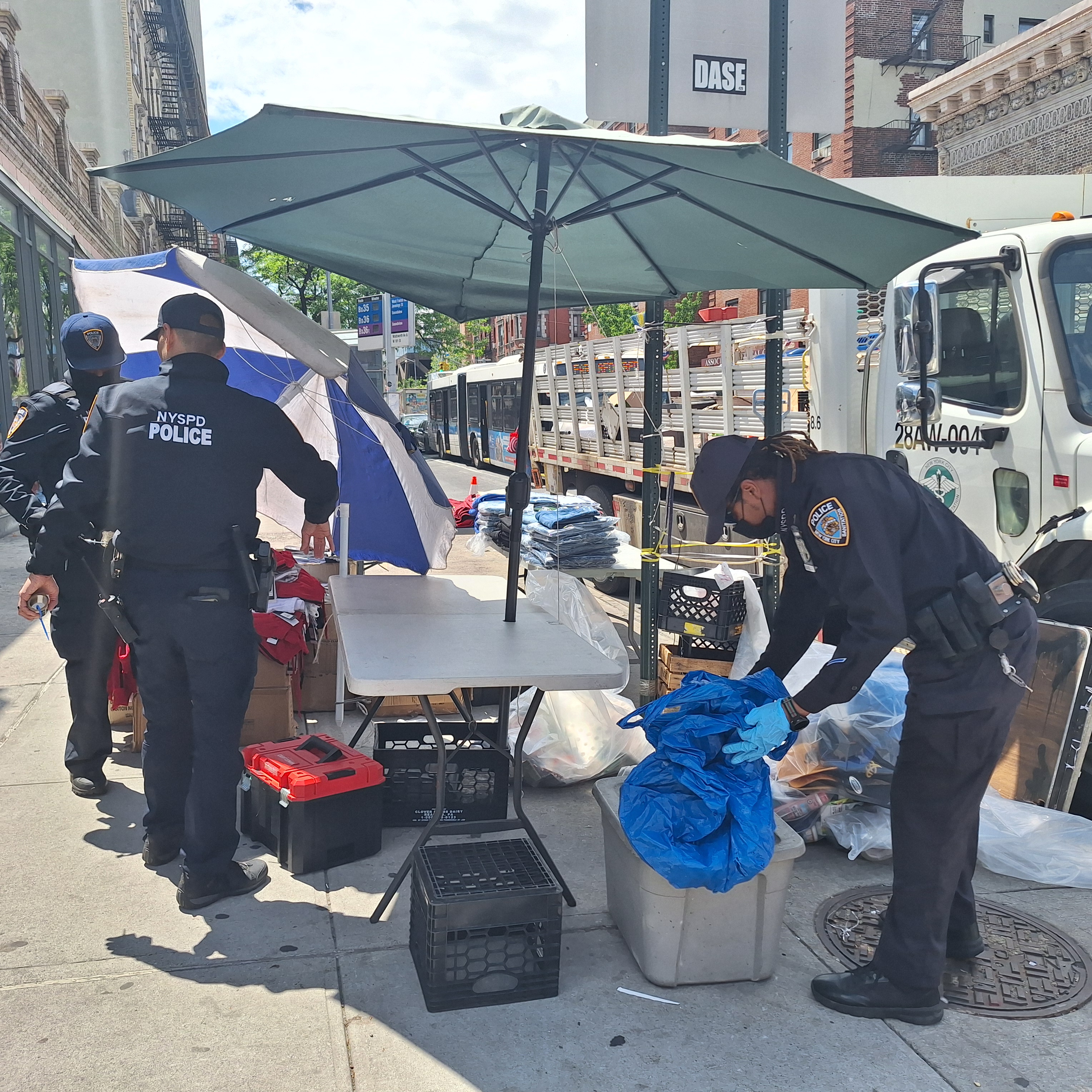 La Ciudad ratifica que aumentarán los operativos en las aceras para evitar la proliferación de vendedores sin licencia. En la gráfica un operativo reciente en el Alto Manhattan.