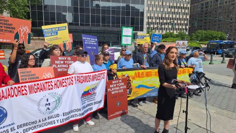 La senadora estatal Julia Salazar presionó este lunes por más protecciones a los migrantes desde el Bajo Manhattan.