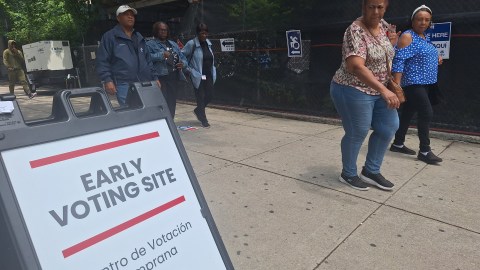 En algunos centros electores del Alto Manhattan hay un flujo constante de sufragantes. El voto temprano cierra el próximo domingo 22 de junio.