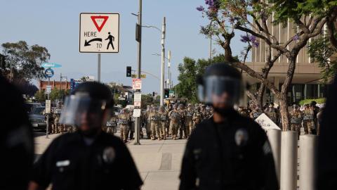 La Guardia Nacional de California protege el Edificio Federal durante las protestas provocadas por las redadas migratorias en Los Ángeles, California, EE. UU., el 9 de junio de 2025.