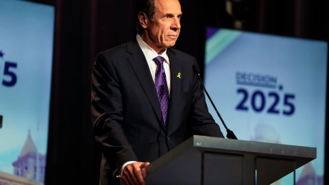 Andrew Cuomo durante el debate electoral en John Jay College.
