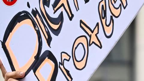 Tiki Osorio asiste a una protesta antes de la audiencia de lectura de cargos y detención de Kilmar Ábrego García en el Tribunal de Distrito de los Estados Unidos para el Distrito Medio de Tennessee en Nashville, Tennessee, EE. UU., el 13 de junio de 2025.