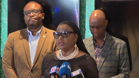 La comisionada del distrito 2 del condado de Miami-Dade, Marleine Bastien, habla durante una Cumbre Inmigratoria.