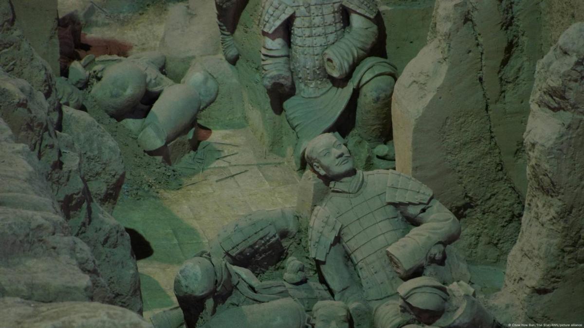 Turista daña dos guerreros de terracota en China tras saltar una valla