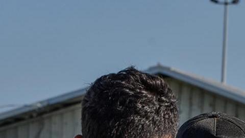 Fotografía cedida por el Servicio de Control de Inmigración y Aduanas (ICE) donde aparecen inmigrantes indocumentados este martes, en el hipódromo Delta Downs, Luisiana (Estados Unidos).