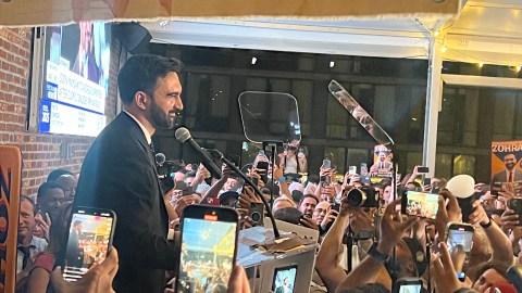 Zohran Mamdani esperando los resultados de las primarias, donde va liderando