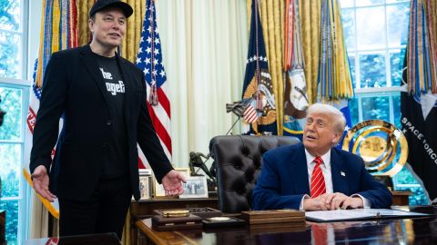 El presidente de Estados Unidos, Donald Trump (d), y Elon Musk asisten a una conferencia de prensa en la Oficina Oval de la Casa Blanca en Washington, DC, EE.UU., 30 de mayo de 2025.