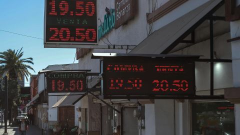 Fotografía de anuncios de compra-venta de divisas en una casa de cambio en Ciudad Juárez.