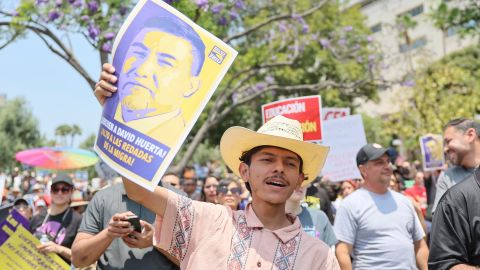 Una multitud se congrega para exigir la liberación del líder sindical David Huerta, presidente de SEIU California y SEIU-USWW, quien fue arrestado por autoridades federales la semana pasada en Los Ángeles, California, EE. UU., el 9 de junio de 2025.