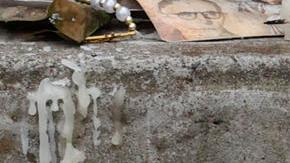 Fotografía de un altar elaborado por simpatizantes del senador Miguel Uribe este lunes, frente a la Clínica Santa Fe de Bogotá en Bogotá (Colombia).