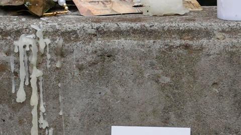 Fotografía de un altar elaborado por simpatizantes del senador Miguel Uribe este lunes, frente a la Clínica Santa Fe de Bogotá en Bogotá (Colombia).