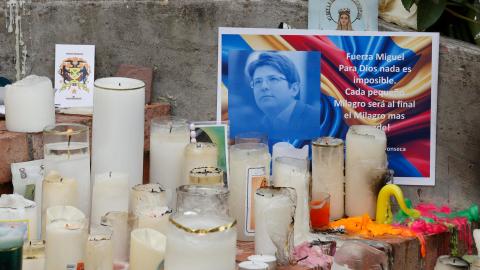 Fotografía de un altar elaborado por simpatizantes del senador Miguel Uribe este lunes, frente a la Clínica Santa Fe de Bogotá en Bogotá (Colombia).