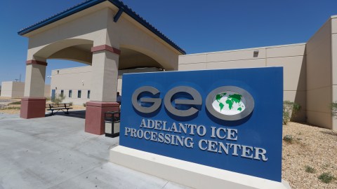 El centro de detención de Adelanto en California ha sido denunciado por las malas condiciones.