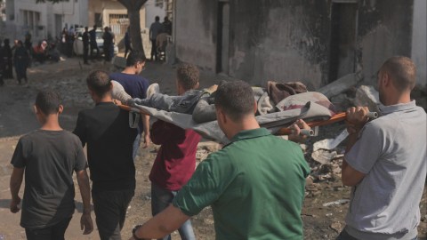 Las personas caminan por horas para lograr conseguir un poco de comida, pero son recibidos con disparos.