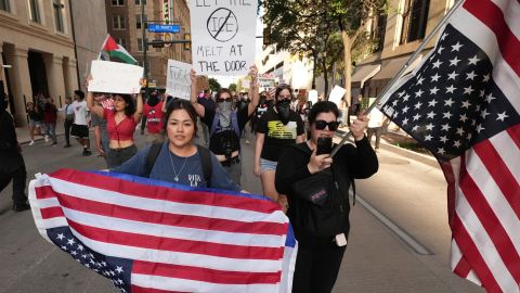 Ciudadanos en San Antonio salieron a las calles para manifestarse en contra de ICE.