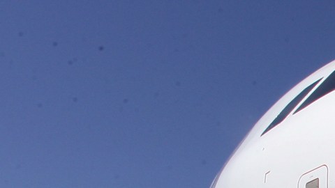 Avión de Frontier en la pista del aeropuerto de Denver, Colorado