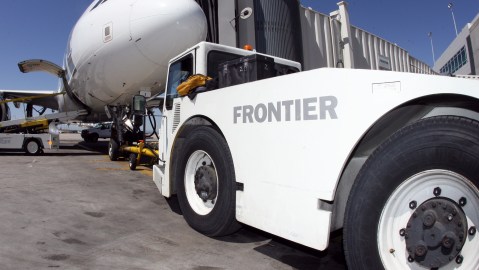 Avión de Frontier en la pista del aeropuerto de Denver, Colorado