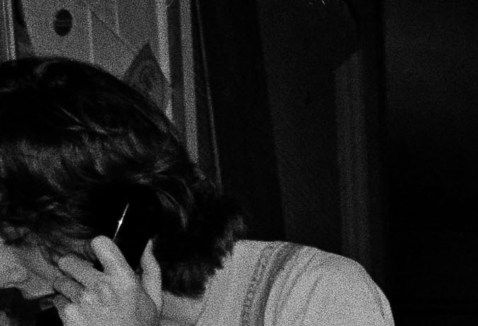 Harvey Milk, líder político gay de San Francisco, aparece en su tienda de cámaras en la calle Castro el 28 de junio de 1977.