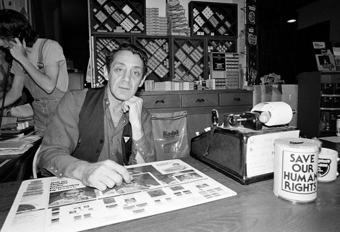 Harvey Milk, líder político gay de San Francisco, aparece en su tienda de cámaras en la calle Castro el 28 de junio de 1977.