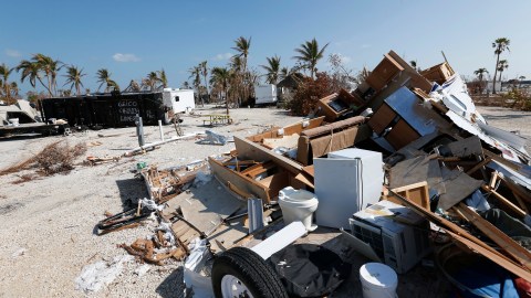 Casa móvil destrozada por el huracán Irma en Florida