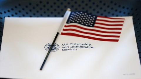 El gobierno de Trump ha estado tratando de bloquear el derecho a la ciudadanía a hijos de familias migrantes en situación irregular.
