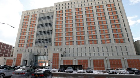 Esta foto de archivo del 8 de enero de 2017 muestra el Centro de Detención Metropolitano (CDM) en el distrito de Brooklyn, Nueva York, donde el ICE enviará migrantes.