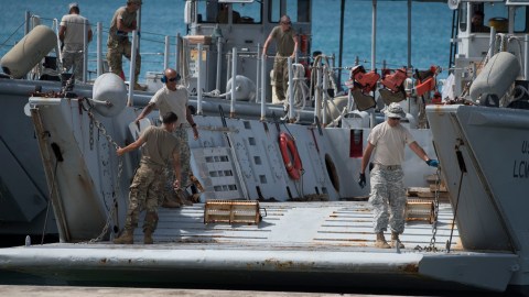 Barcazas de la Guardia Nacional en Ceiba, Puerto Rico